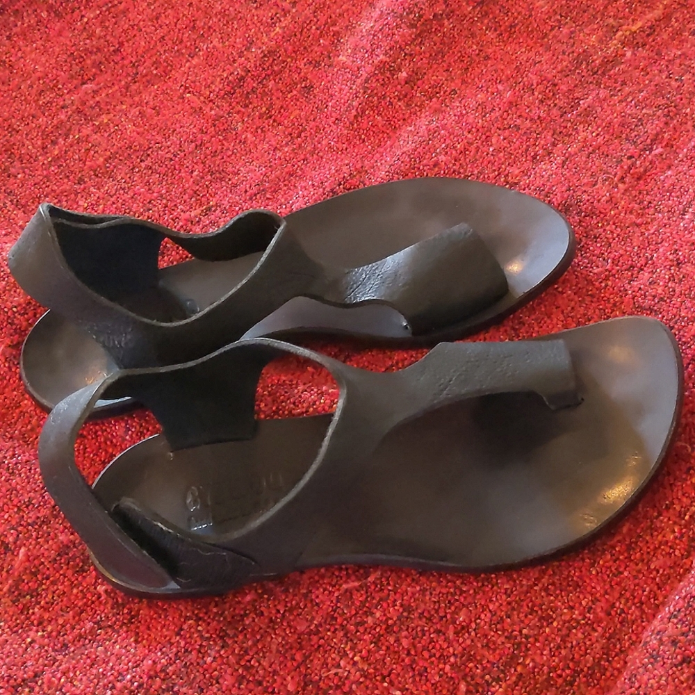 Cydwoq sandals